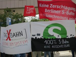 Protestierende Bahner vor dem Hotel