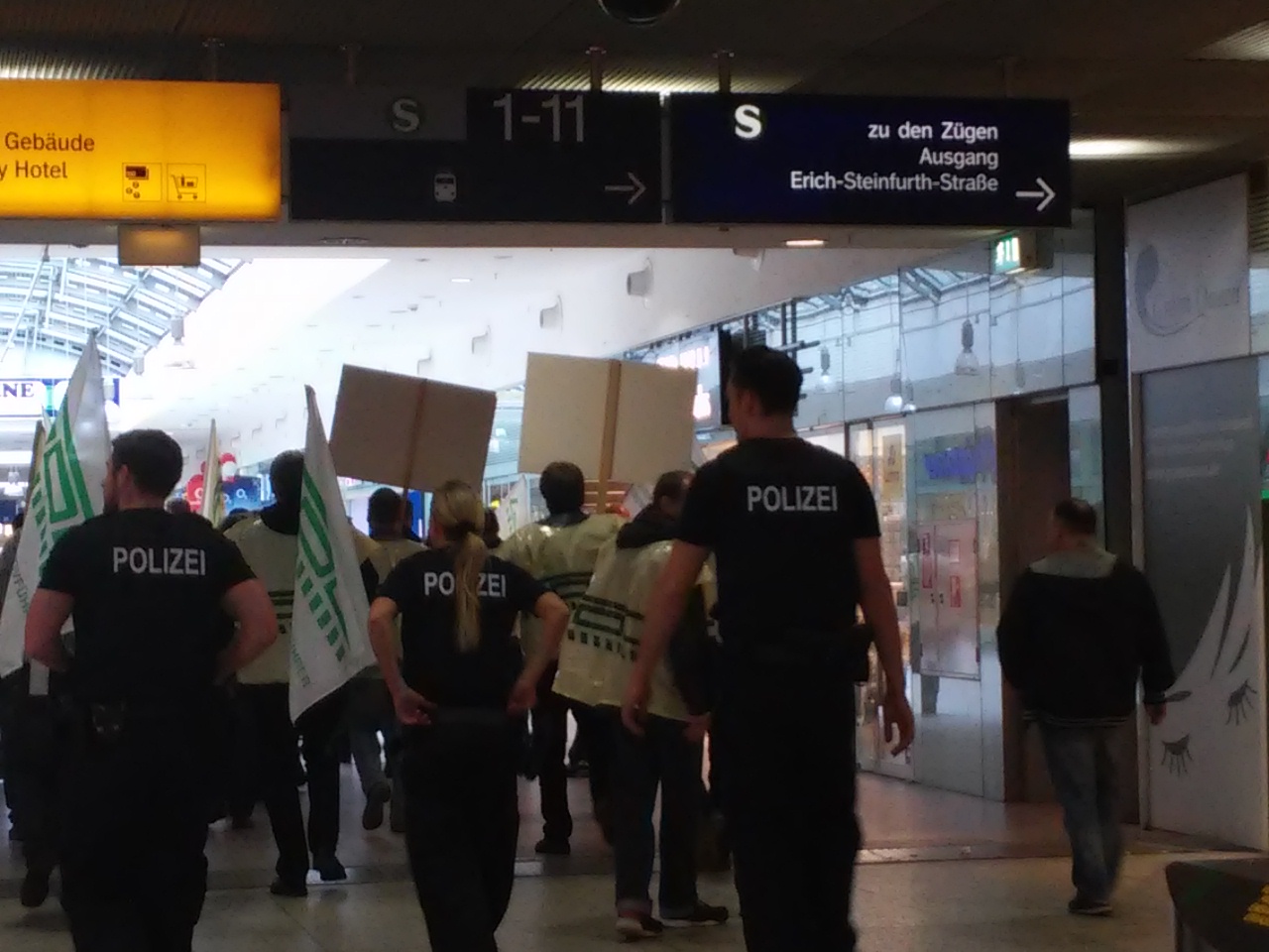 Spaziergang in Begleitung der Polizei
