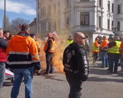 Bremerhaven: 400 Hafenarbeiter:innen stellen sich gegen Stellenabbau und Flexibilisierung der GHBG